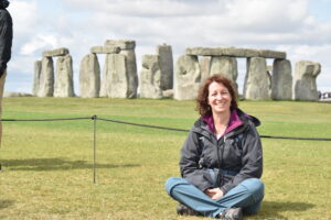 Brigitte vor Stonehenge in England